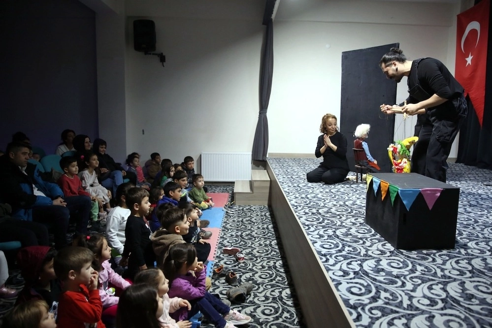 Eskişehir kırsalında &ccedil;ocuklara Pinokyo oyunu