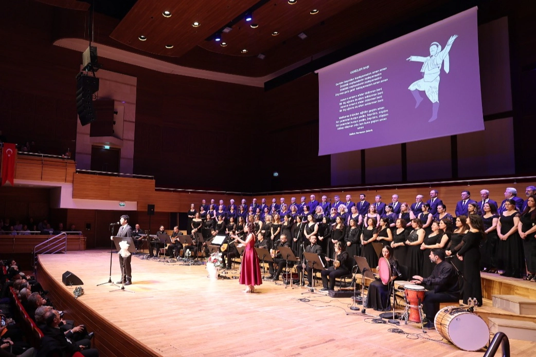 Bedia Akart&uuml;rk&rsquo;ten İzmirlilere t&uuml;rk&uuml; s&uuml;rprizi