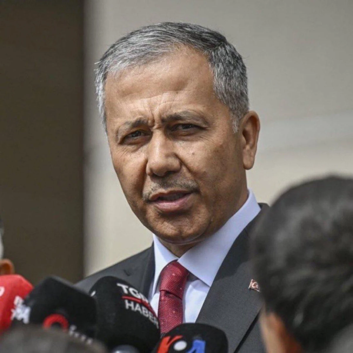 Ali Yerlikaya: G&uuml;rcistan&rsquo;da d&uuml;şen askeri kargo u&ccedil;ağımızın enkazına ulaşıldı