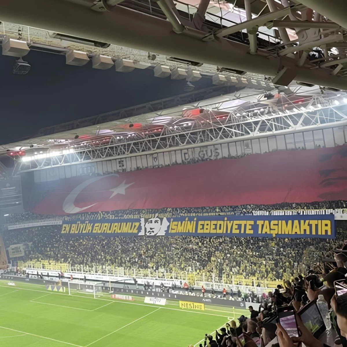 Fenerbah&ccedil;e Trib&uuml;nlerinden Anlamlı Mesaj: &ldquo;En B&uuml;y&uuml;k Gururumuz, İsmini Ebediyete Taşımaktır&rdquo;