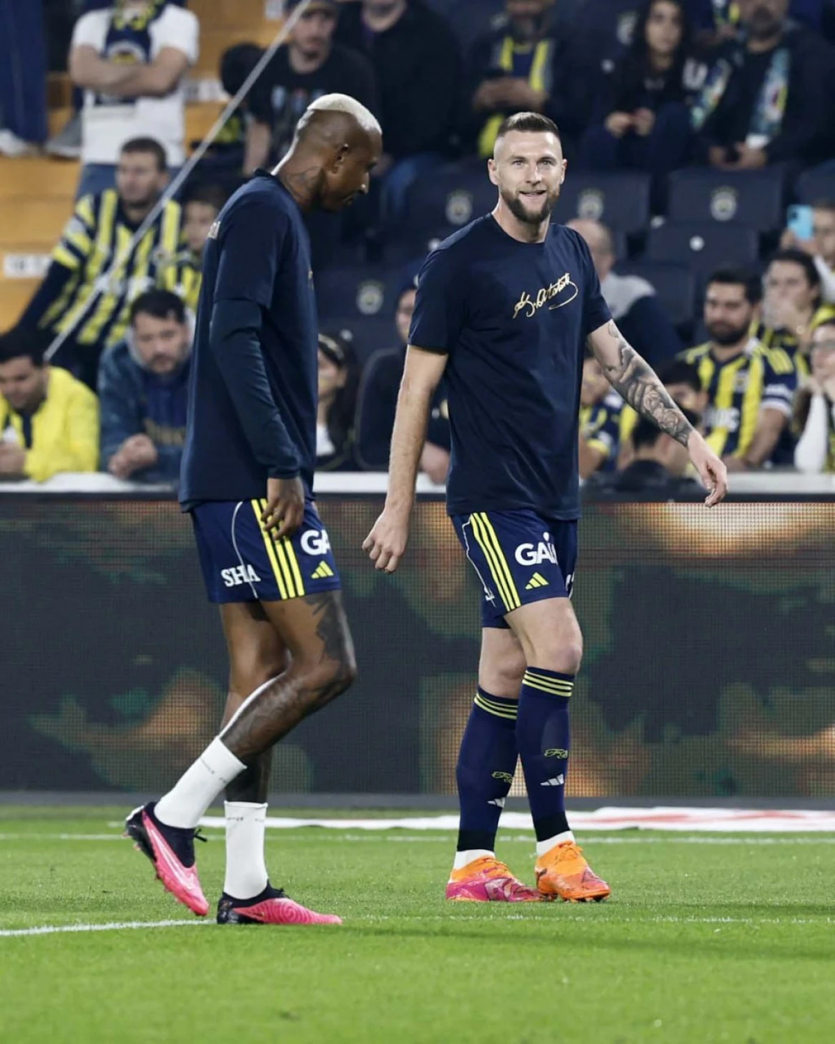 Fenerbah&ccedil;eli Futbolculardan Atat&uuml;rk&rsquo;e Saygı Duruşu: Isınmaya Atat&uuml;rk İmzalı Tiş&ouml;rtlerle &Ccedil;ıktılar