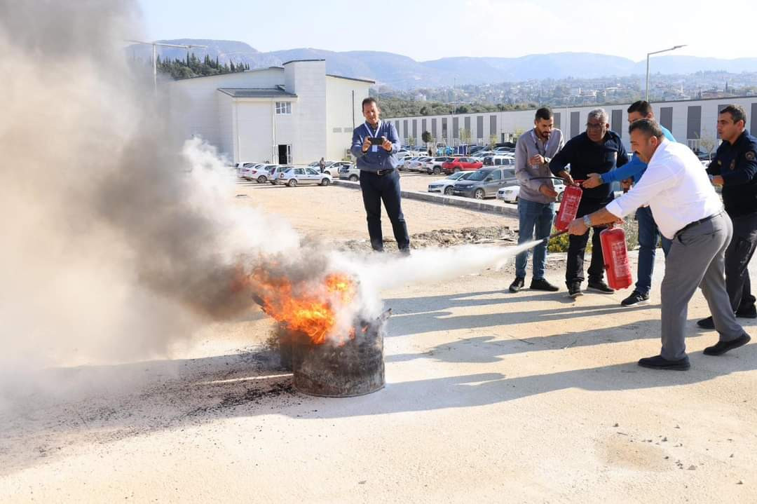 İTFAİYE’DEN DEFNE DEVLET HASTANESİNDE YANGIN TATBİKATI 