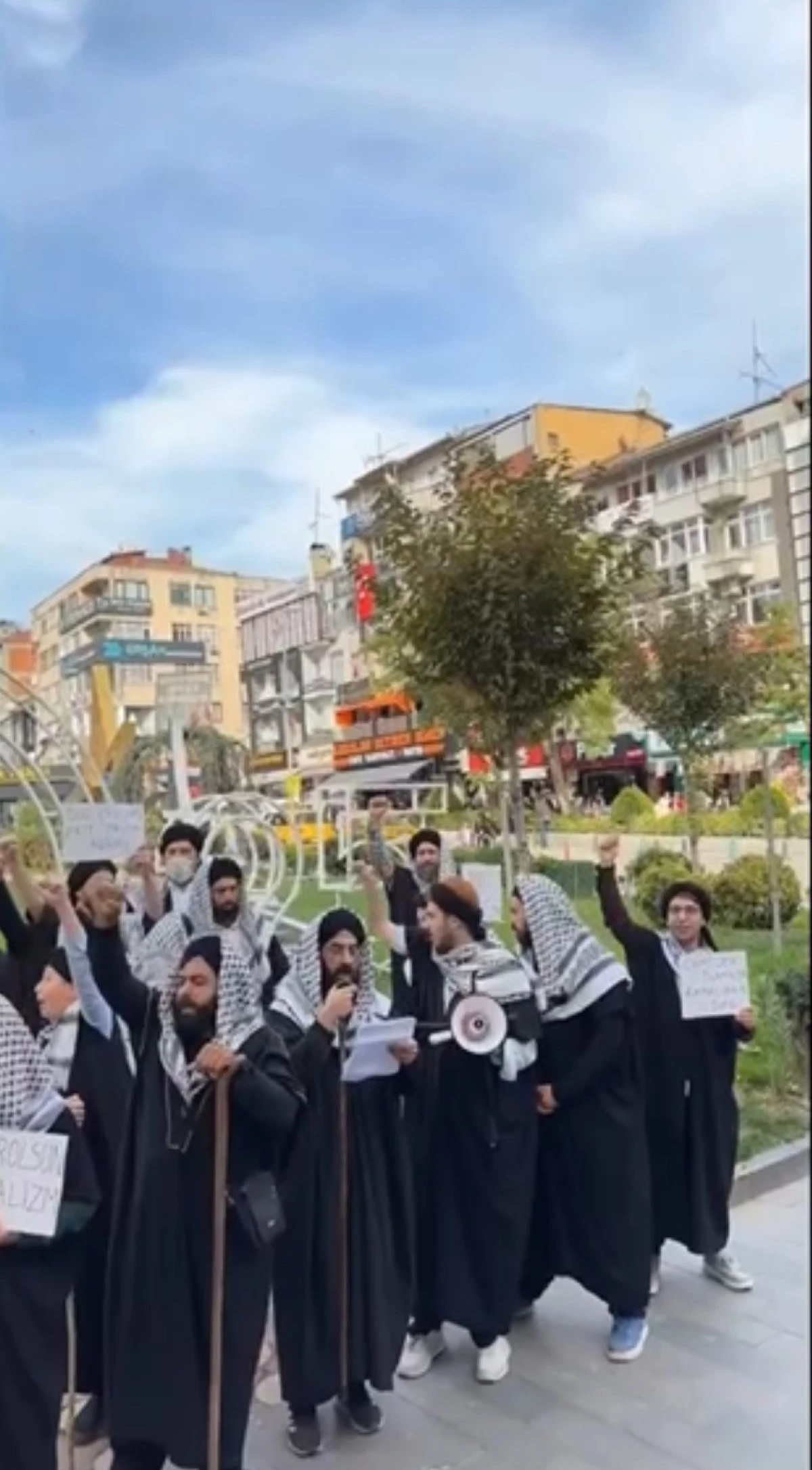 Kocaeli&rsquo;de 10 Kasım Kararı Tartışma Yarattı: &ldquo;Gerici Grup&rdquo; Eylemi Polis Kontrol&uuml;nde Ger&ccedil;ekleşti