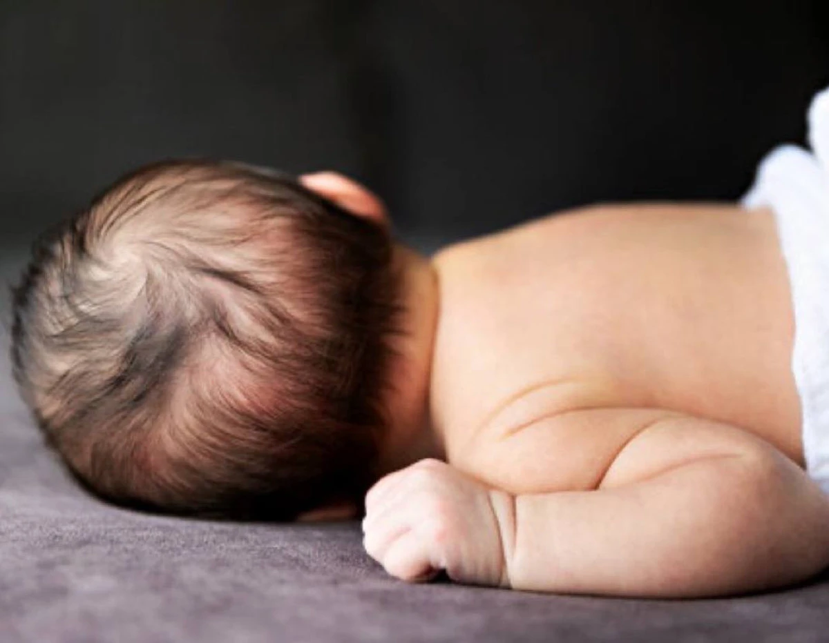 K&uuml;tahya&rsquo;da Dehşet: Banyoda Doğurduğu Bebeğini Apartman Boşluğuna Attı