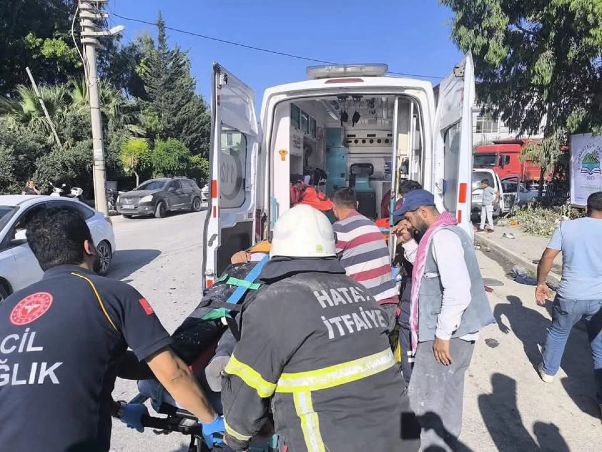 Samandağ Deniz Mahallesi&rsquo;nde Trafik Kazası: 5 Yaralı Kurtarıldı