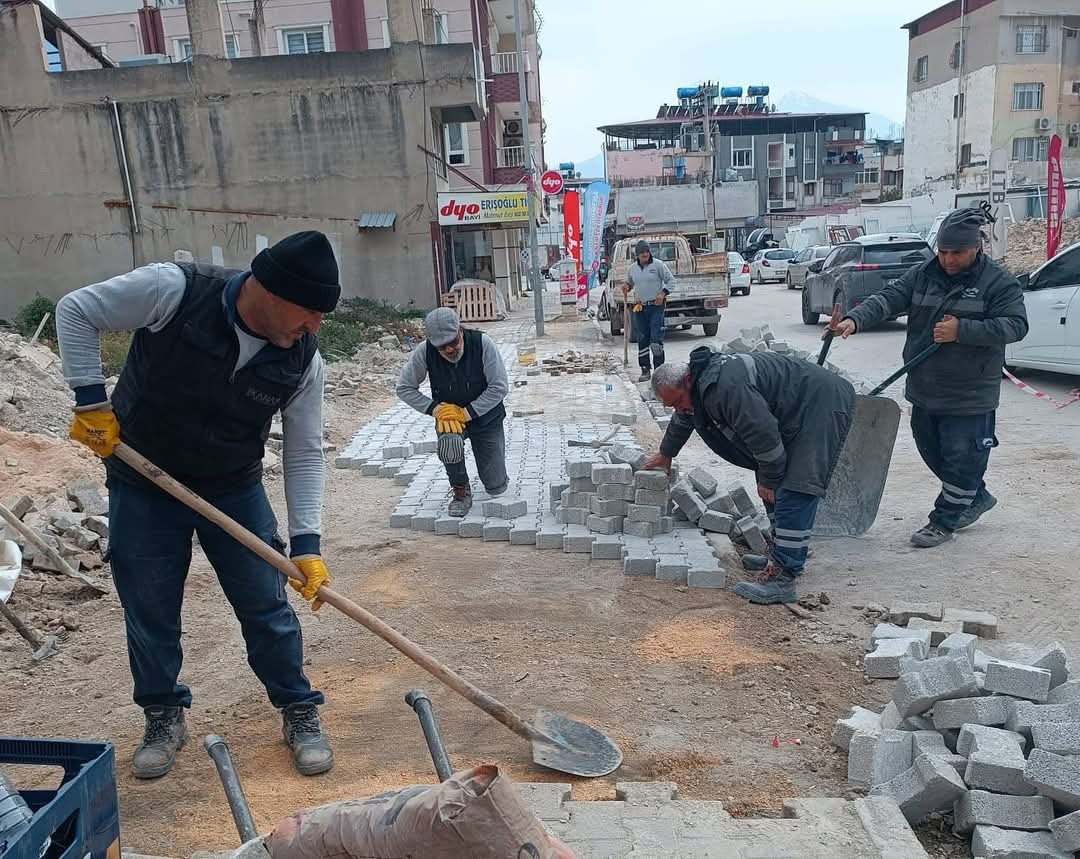 Samandağ’da Kaldırım Onarım Çalışmaları Devam Ediyor